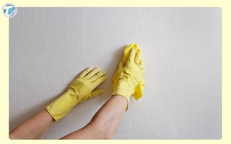 Vệ sinh bề mặt tường trước khi dán decal